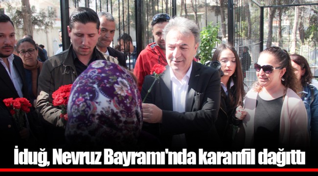 İduğ, Nevruz Bayramı'nda karanfil dağıttı