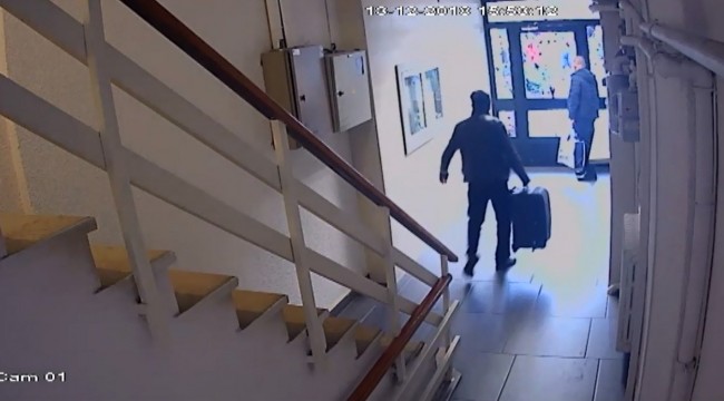 İki evden 1 milyon 30 bin TL değerinde ziynet eşyası çalan hırsızlar kamerada