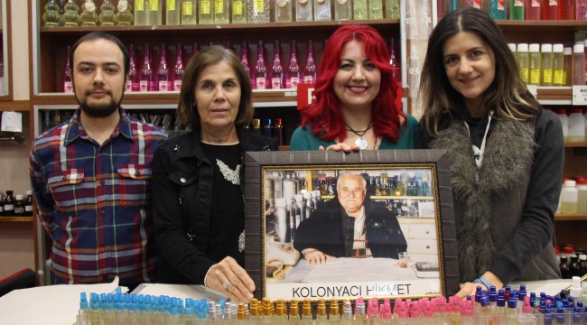 İki kız kardeş, baba mirası tarihi kolonyacıda tarihi kokuları yaşatıyorlar