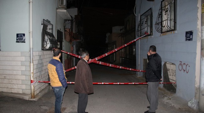 İzmir’de fırtına etkili oldu, çatıları uçurdu