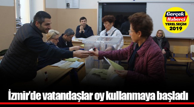 İzmir'de vatandaşlar oy kullanmaya başladı