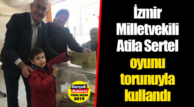 İzmir Milletvekili Atila Sertel oyunu torunuyla kullandı