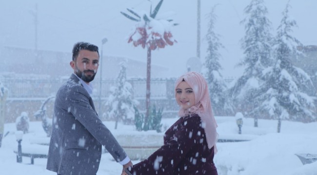Kar yağışı altında fotoğraf çekimi