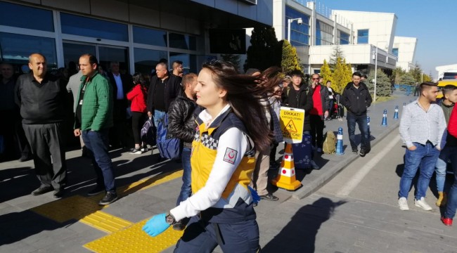 Kayseri Havaalanı'nda silah sesleri duyuldu, yaralı polisler var