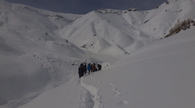 Kazma küreklerle karlı dağları aşıp, imece usulüyle arızayı giderdiler
