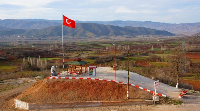Köylüler yaptı, görenler fotoğraf çektiriyor