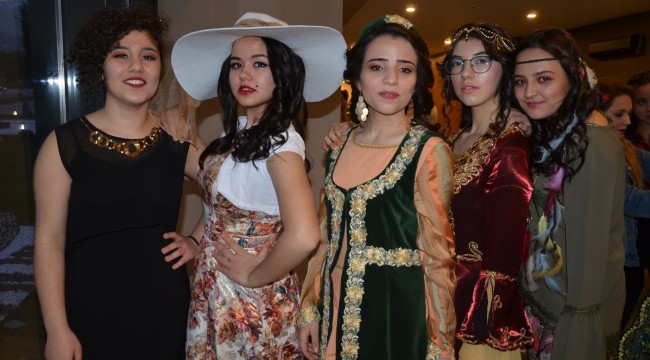 Liseli kızlar kendi tasarladıkları saç stillerini defilede sergiledi
