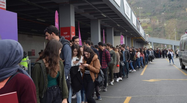 Maç için değil kariyer için kuyruğa girdiler