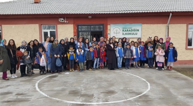 Öğrenciler harçlıklarıyla köy okulundaki kardeşlerine hediye aldı