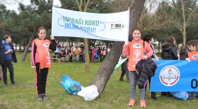Öğrenciler temiz çevreye dikkat çekmek için çöp topladı