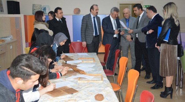 Öğrencileri müzede atölye çalışması yapıyor
