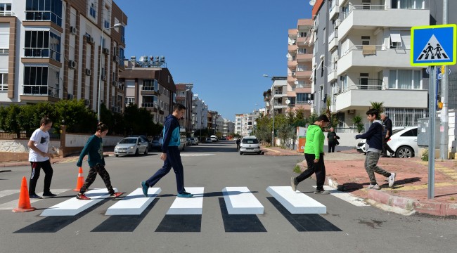 Okul önüne 3 boyutlu yaya geçidi