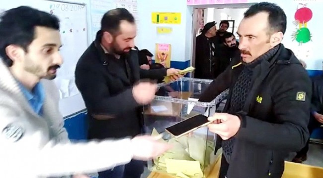 Oy kullanırken cep telefonunu seçim sandığına düşürdü