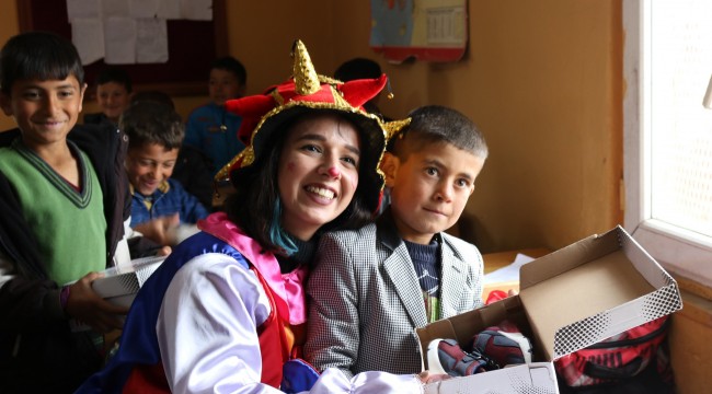 Oynadıkları oyunun gelirini çocuklara dağıttılar