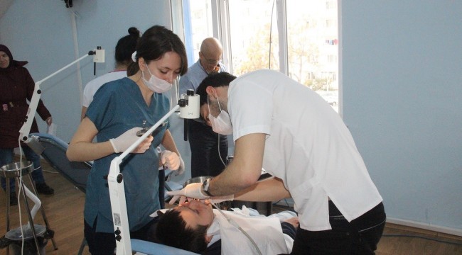 Özel çocuklara diş bakımı