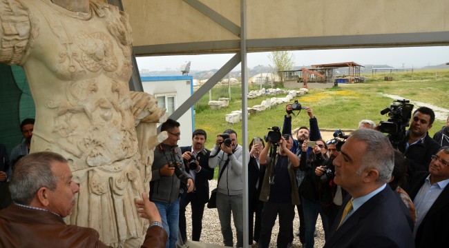 Roma dönemine ait eşi benzeri olmayan 1906 yıllık heykel Laodikya’da bulundu