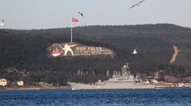 Rus savaş gemisi Çanakkale Boğazı'ndan geçti