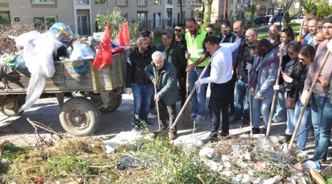 Şahin'in toplatmadığı çöpleri CHP adayı Aksoy toplattı