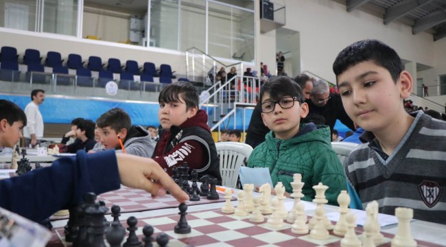 Satranç turnuvasında 937 öğrenci ter döktü