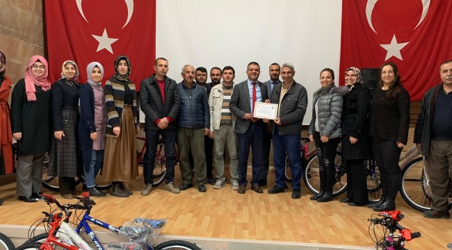 Sigara içmeyen öğretmene bisiklet hediyesi