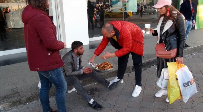 Taksim Meydanı’nda hayrete düşüren dilencilik yöntemi