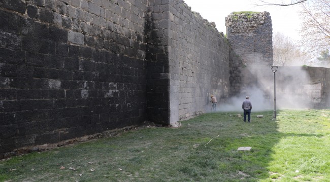 Tarihi surlar, üzerindeki yazılardan kurtuluyor