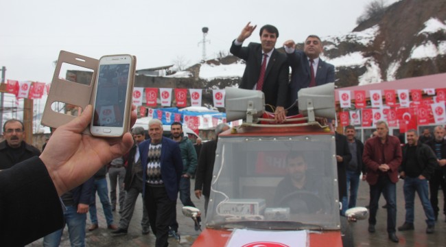 Toplama parçalarla araç üretip, seçim çalışmasına çıktı