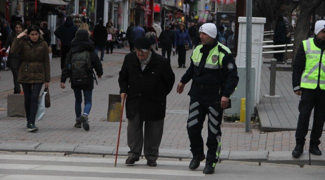 Trafik polisinden örnek davranış