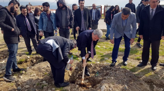 Üniversiteli gençler 250 fidanı toprakla buluşturdu