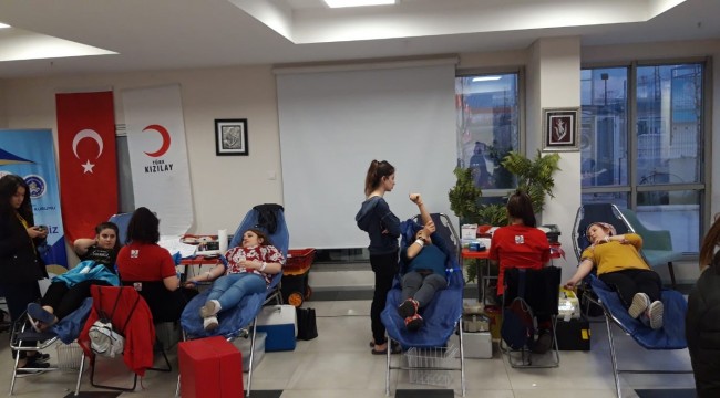 Üniversiteli kızlardan kan bağışı rekoru