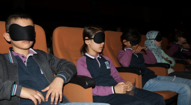 Uyku bantları takıp tiyatro dinlediler