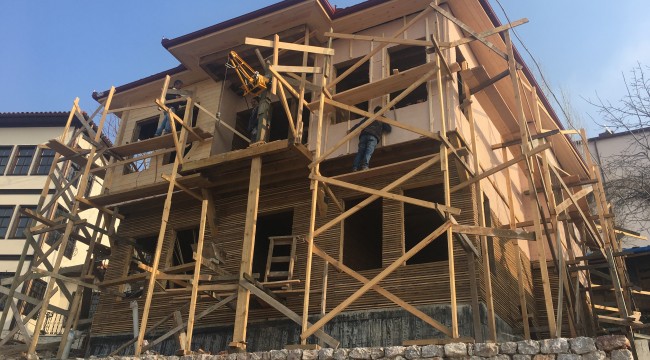 Yıkılmaya yüz tutmuş tarihi bina gün yüzüne çıkartılıyor