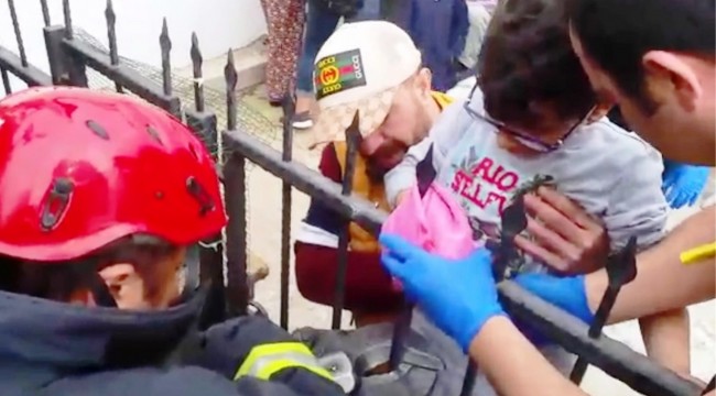 10 yaşındaki çocuk hastaneye eline saplanan korkulukla gitti