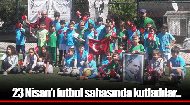 23 Nisan'ı futbol sahasında kutladılar...
