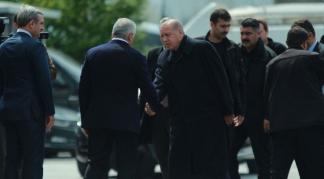 AK Parti İl Binası'na gelen Erdoğan'ı Yıldırım karşıladı