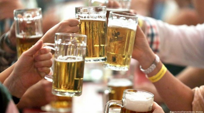 Almanlar yılda bir küvet dolusu içki içiyor