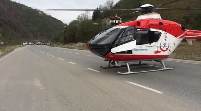 Ambulans helikopter trafik kazası sonrası yaralıyı karayoluna inerek aldı