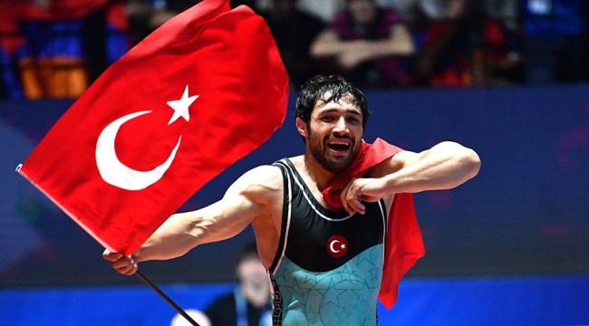 Atakan Yüksel, Avrupa Güreş Şampiyonası'nda altın madalyaya ulaştı