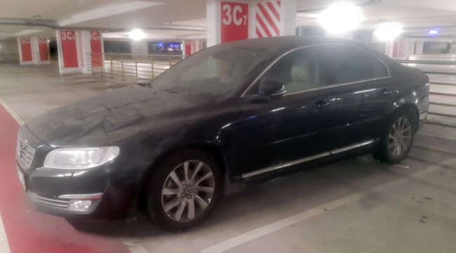 Atatürk Havalimanı otoparkında kaderine terk edilen lüks araçlar sahiplerini bekliyor