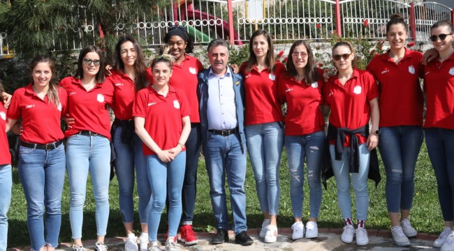 Başkan Sandal'dan kadın basketbol takımına moral kahvaltısı