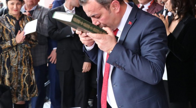 Bolu’da CHP’li Özcan Kuran’a el basıp yemin ederek göreve başladı