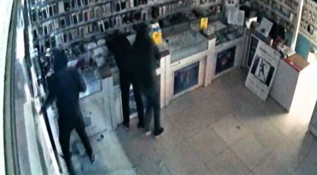 Cam kapıyı tuzla buz edip bir dakikada dükkanı boşaltan hırsızlar kamerada