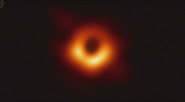 Canlı yayında açıklandı: İlk kara delik fotoğrafı