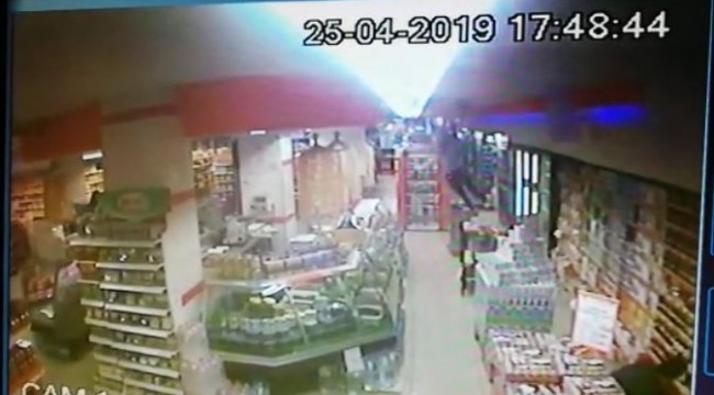 Çatı katından mağazanın içine düştü
