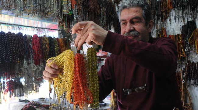 Çocuklarını okutmak için yüz yıllık tespihlerini satışa çıkardı