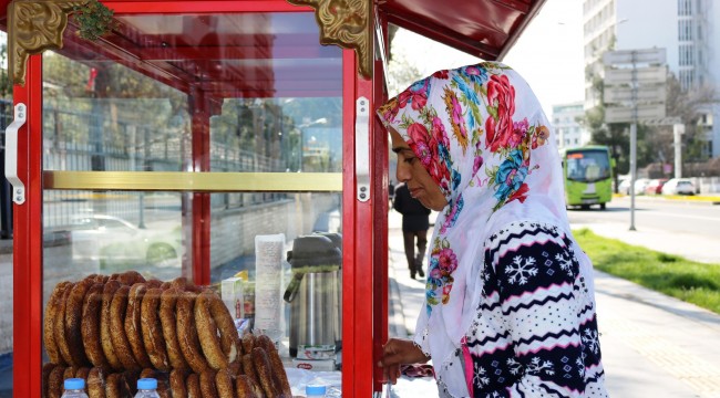 Eşi terk etti, çocuklarına bakabilmek için simit satmaya başladı
