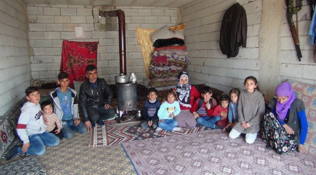 Evsiz kalan 11 nüfuslu aile yardım bekliyor