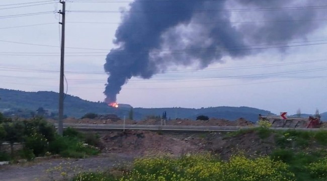 Foça'da geri dönüşüm depolama alanında yangın