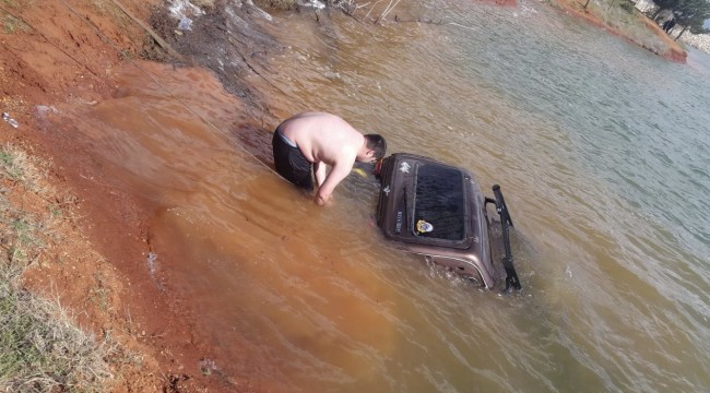 Fotoğraf çektirmek isterken offroad aracıyla suya gömüldü