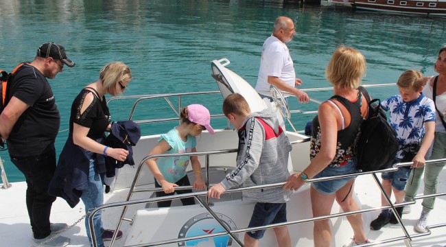 Günde 5 kez dalıp 22 bin turisti denizin altına indirecek